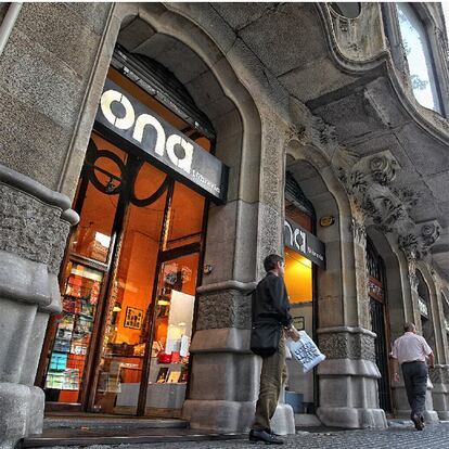 Fachada de la librería Ona de Barcelona, ayer tarde.