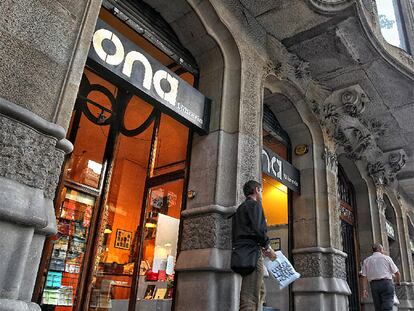 Fachada de la librería Ona de Barcelona, ayer tarde.