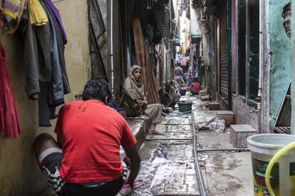 Operaciones de lavado diario de ropa en una de las incontables callejuelas de Dharavi.