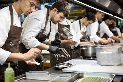 En la cocina de Disfrutar reina el silencio. La concentración es importante. No puede haber fallos.