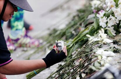 Una mujer enciende una vela, en homenaje a las víctimas del ataque con coche bomba que mató a 21 personas e hirió a más de 80, frente a la Academia de Policía General Santander en Bogotá, el 18 de enero de 2019. 