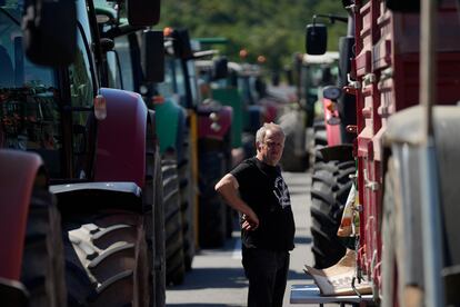 Un hombre entre tractores, este lunes en la autopista AP-7.
