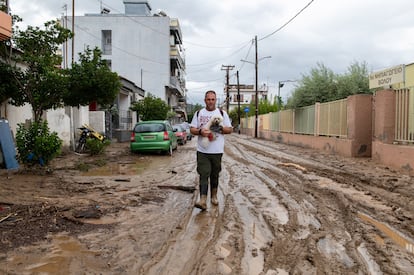 Volos (Greece), 07/09/2023.- A man tries to walk his dog at a rod full of mud after the storm named Daniel in the area of Volos, Magnesia, Greece, 07 September 2023. At least three people died as unprecedented bad weather conditions struck the country (tormenta, Grecia) EFE/EPA/HATZIPOLITIS NICOLAOS
