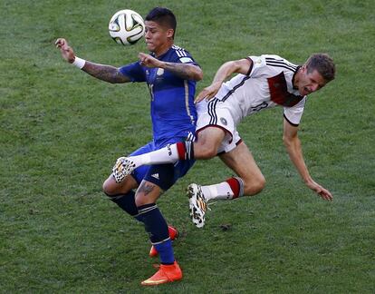 El alemán Thomas Mueller lucha por el balón con Marcos Rojo.