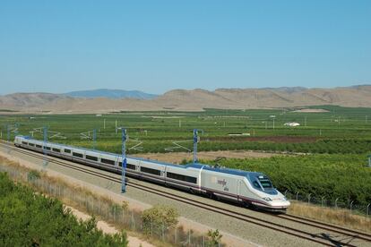 Talgo 350, el tren de alta velocidad más vendido en España, según indica la empresa. Comenzó a operar en España en 2005 y, desde entonces, ha recorrido unos 60 millones de kilómetros. Puede superar los 300 kilómetros por hora.