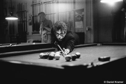 Bob Dylan relajándose en un salón de billar en Kingston. Nueva York. 1964.