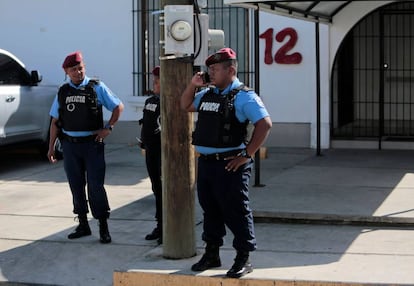 Policía de Nicaragua en las instalaciones del Canal 22