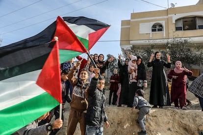 Niños ondean banderas palestinas mientras los desplazados regresan a la ciudad de Rafah, en el sur de la Franja, este domingo.