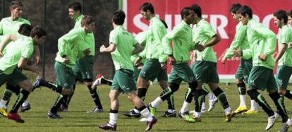 La plantilla del Sporting, en un momento de la sesión preparatoria de ayer.