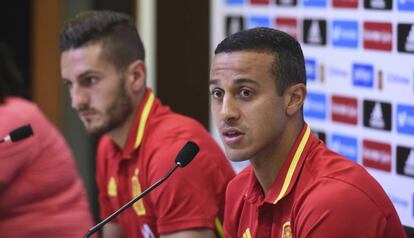 Thiago Alc&aacute;ntara y Koke, en la rueda de prensa tras el entrenamiento de la selecci&oacute;n.