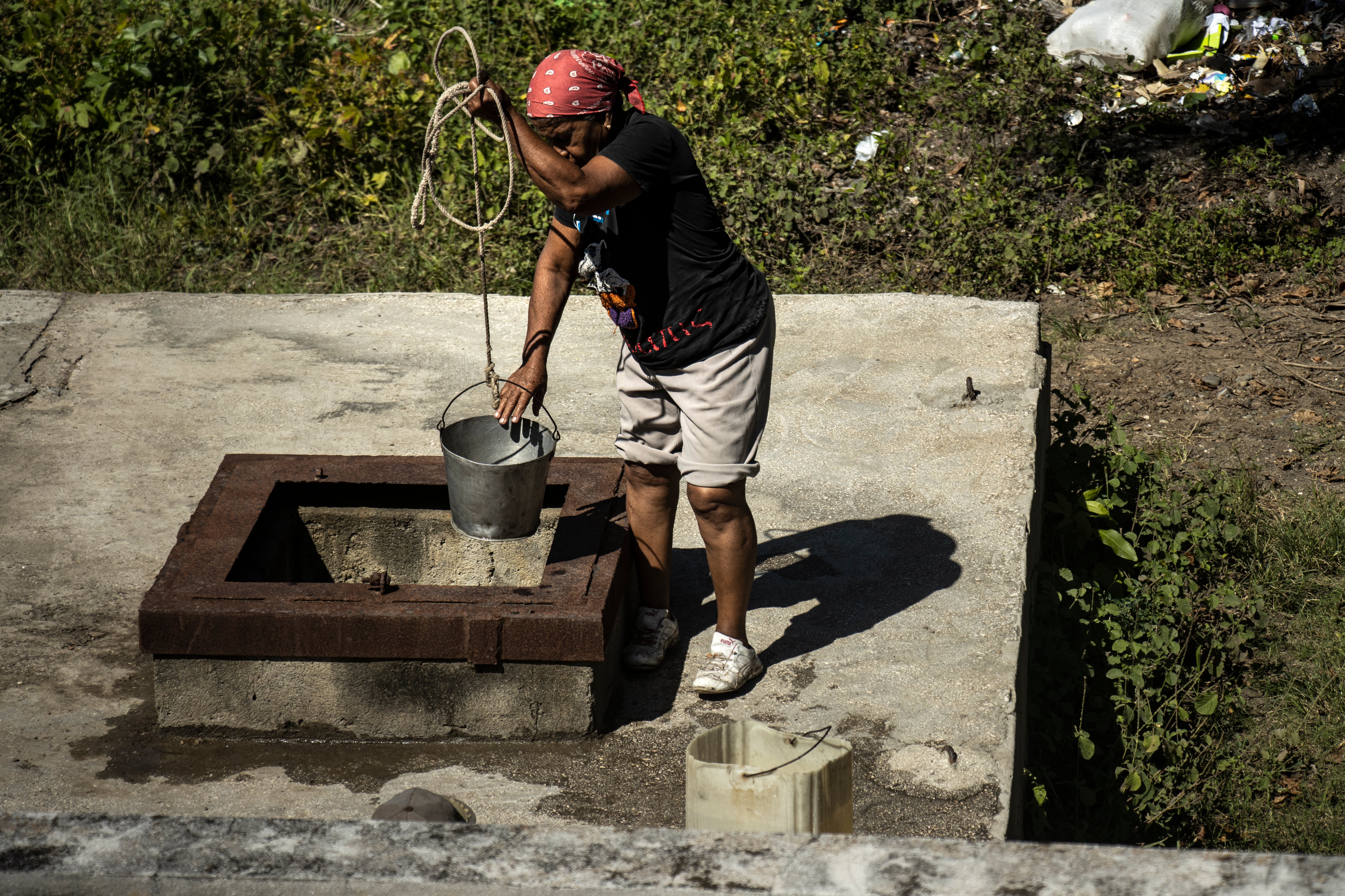 Una mujer saca agua de una cisterna al oriente de Cuba, este noviembre.