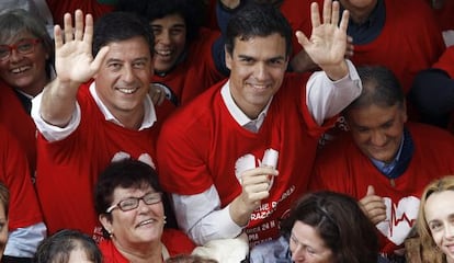 Besteiro y Sánchez, con la camiseta reivindicativa del hospital de Lugo