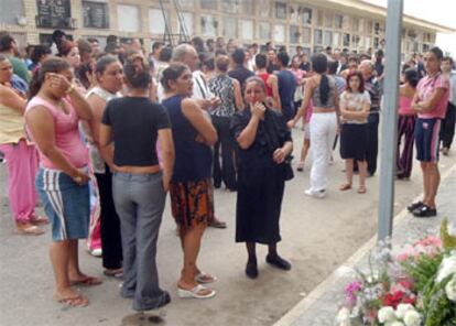 Familiares y amigos acompañan el entierro de la joven asesinada en Murcia.