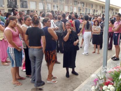 Familiares y amigos acompañan el entierro de la joven asesinada en Murcia.