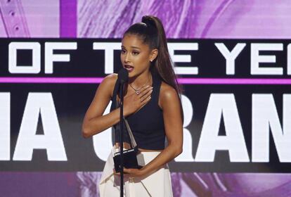 La artista estadounidense Ariana Grande recoge el premio a la mejor artista del año en los American Music Awards.