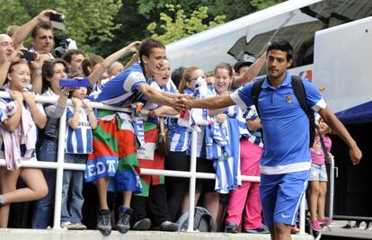 Carlos Vela, saludado por aficionados de la Real Sociedad.