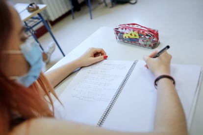 Una alumna de 2º de Bachillerato durante una clase del Colegio Alameda de Osuna, en Madrid.