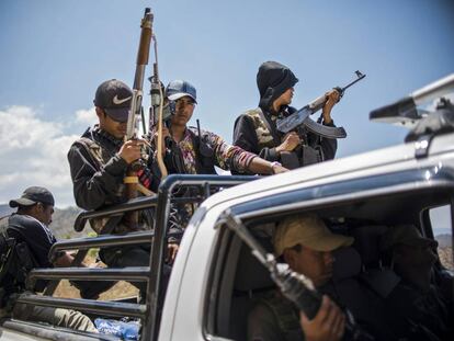 Miembros de la policía comunitaria de Guerrero patrullan en Carrizalillo, el 24 de marzo de 2018.