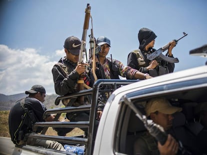 Miembros de la policía comunitaria de Guerrero patrullan en Carrizalillo, el 24 de marzo de 2018.