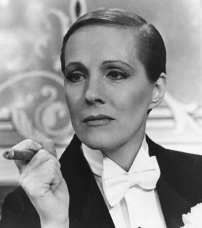 <strong>Julie Andrews, la venganza de Mary Poppins. </strong> Después de haber sido Mary Poppins y la hermana María de 'Sonrisas y lágrimas', la actriz británica construía de la mano de su marido su imagen más desacomplejada y heterodoxa ahora como cantante transexual. Lejos, muy lejos, quedaba de los papeles infantiles que la habían colocado en el top del 'box-office' y el desafío no pudo tener mejores resultados para ella.