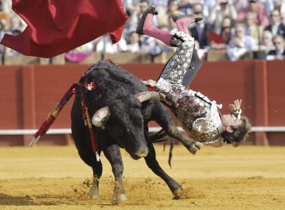 Juli&aacute;n L&oacute;pez &#039;El Juli&#039;, corneado por el primer toro de su lote en La Maestranza el pasado viernes.