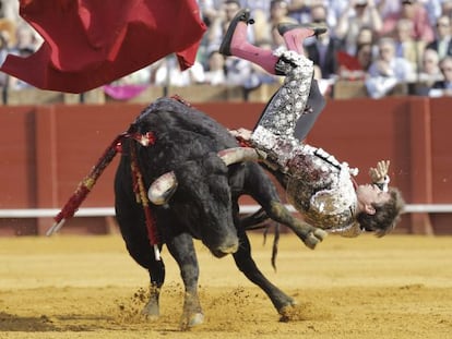 Julián López 'El Juli', corneado por el primer toro de su lote en La Maestranza el pasado viernes.