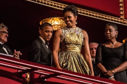 Michelle Obama brilló en el balcón presidencial con este modelo dorado de Michael Kors en 2012.