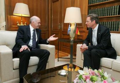 El primer ministro socialista griego, Yorgos Papandreu, (izquierda), conversa con el ministro alemán de Exteriores, Guido Westerwelle, durante un encuentro en la residencia Maximon de Atenas.