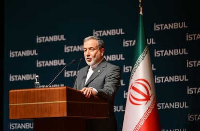 El ministro iraní de Asuntos Exteriores, Abbas Araghchi, ofrece una rueda de prensa en Estambul, Turquía, este domingo.