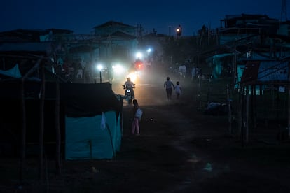 Varias personas recorren una de las vías de la invasión de la Hacienda Santa Helena, en Caucasia, el 6 de mayo del 2024.