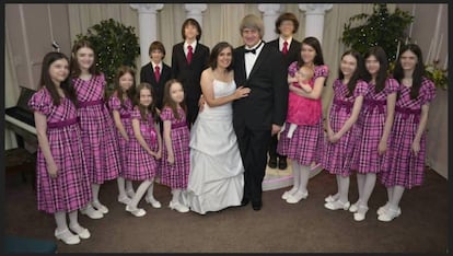 Louise y David Turpin, con 12 de sus hijos, en una de sus bodas en Las Vegas. La foto es de su perfil de Facebook.