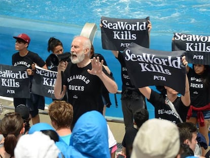El actor James Cromwell, durante la protesta de PETA contra el espect&aacute;culo de orcas en el SeaWorld de San Diego.