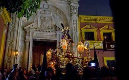 El paso con la imagen de Jesús del Gran Poder sale de su templo, en Sevilla.