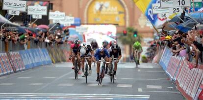 Bouhanni, primero en la llegada a meta. 