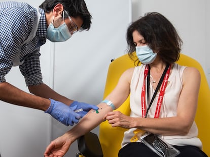 Una mujer participa en el ensayo clínico de la vacuna experimental de la Universidad de Oxford y la farmacéutica AstraZeneca.