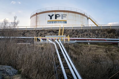 Una terminal de almacenamiento de YPF en Ushuaia, Argentina.