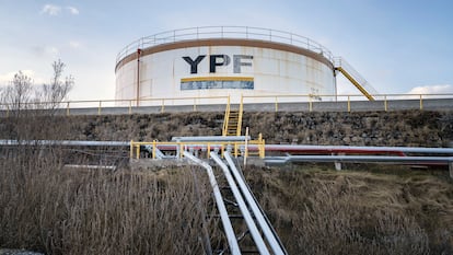 Una terminal de almacenamiento de YPF en Ushuaia, Argentina.