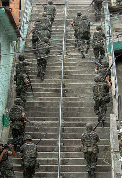 En la imagen, soldados brasileños durante el asalto a una de las favelas más peligrosas de Río de Janeiro.