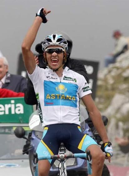Contador celebra su triunfo de etapa en el alto del Angliru