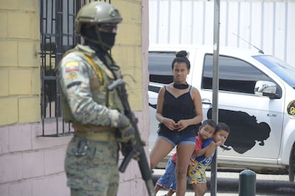 Moradores de Guayaquil observam um dos militares mobilizados desde esta terça-feira nas ruas da cidade.