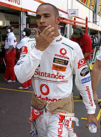 Lewis Hamilton, tras chocar con su coche en los entrenamientos de Mónaco.