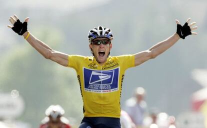 Lance Armstrong cruza la meta en una etapa del Tour de 2004.