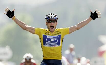 Lance Armstrong cruza la meta en una etapa del Tour de 2004. 