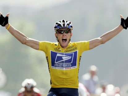 Lance Armstrong cruza la meta en una etapa del Tour de 2004. 