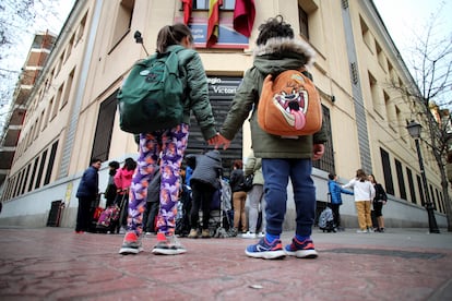 Niños en la entrada de su colegio en Madrid