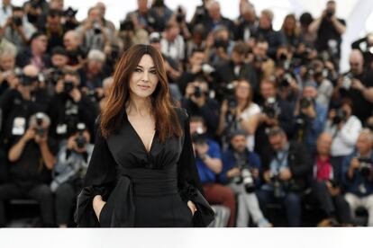 La actriz italiana Monica Belllucci posa durante el photocall de la película 'Les plus belles années d'une vie', proyectada este sábado fuera de competición en Cannes.