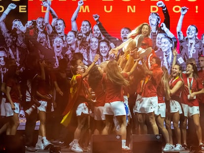 Las jugadoras mantean a Olga Carmona, autora del gol de la final, durante la celebración en Madrid.