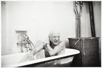 Picasso se da un ba?o en la primera visita de Duncan al pintor en su casa de La Californie (Cannes) el 8 de febrero de 1956.