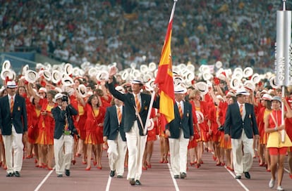 25 de julio de 1992. El Príncipe de Asturias, abanderado del equipo olímpico español en los Juegos de Barcelona, saluda a los asistentes a la ceremonia inaugural.