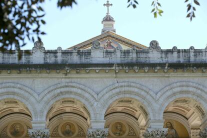 Grietas aparecidas en la fachada de la Basílica de San Pablo, en Roma. El recinto ha sido clausurado al público por motivos de seguridad.
